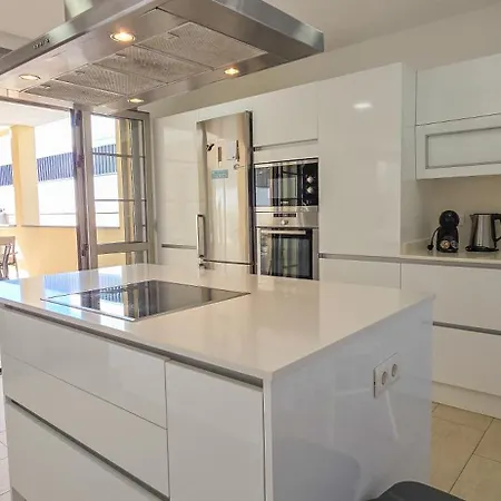 5 Bedrooms Villa *