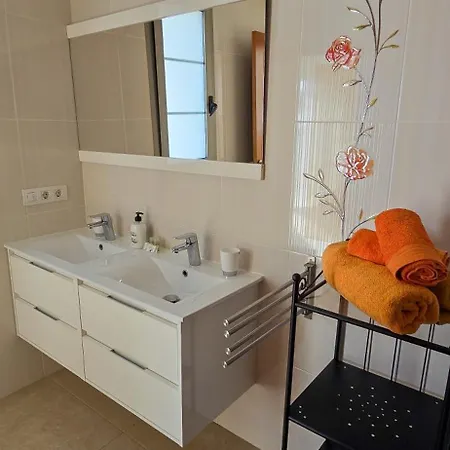 5 Bedrooms Villa