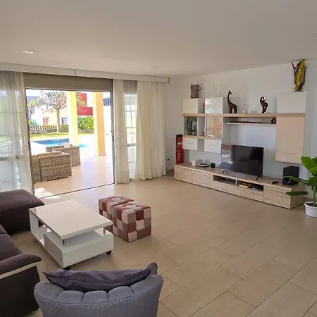 5 Bedrooms * アデヘ